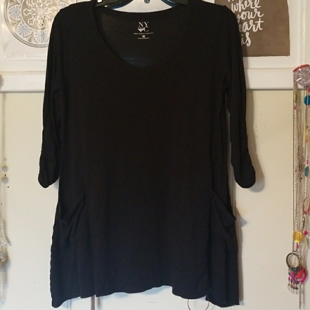 🍒 NY&CO shark bite 3/4 sleeve v-neck w/ pockets!